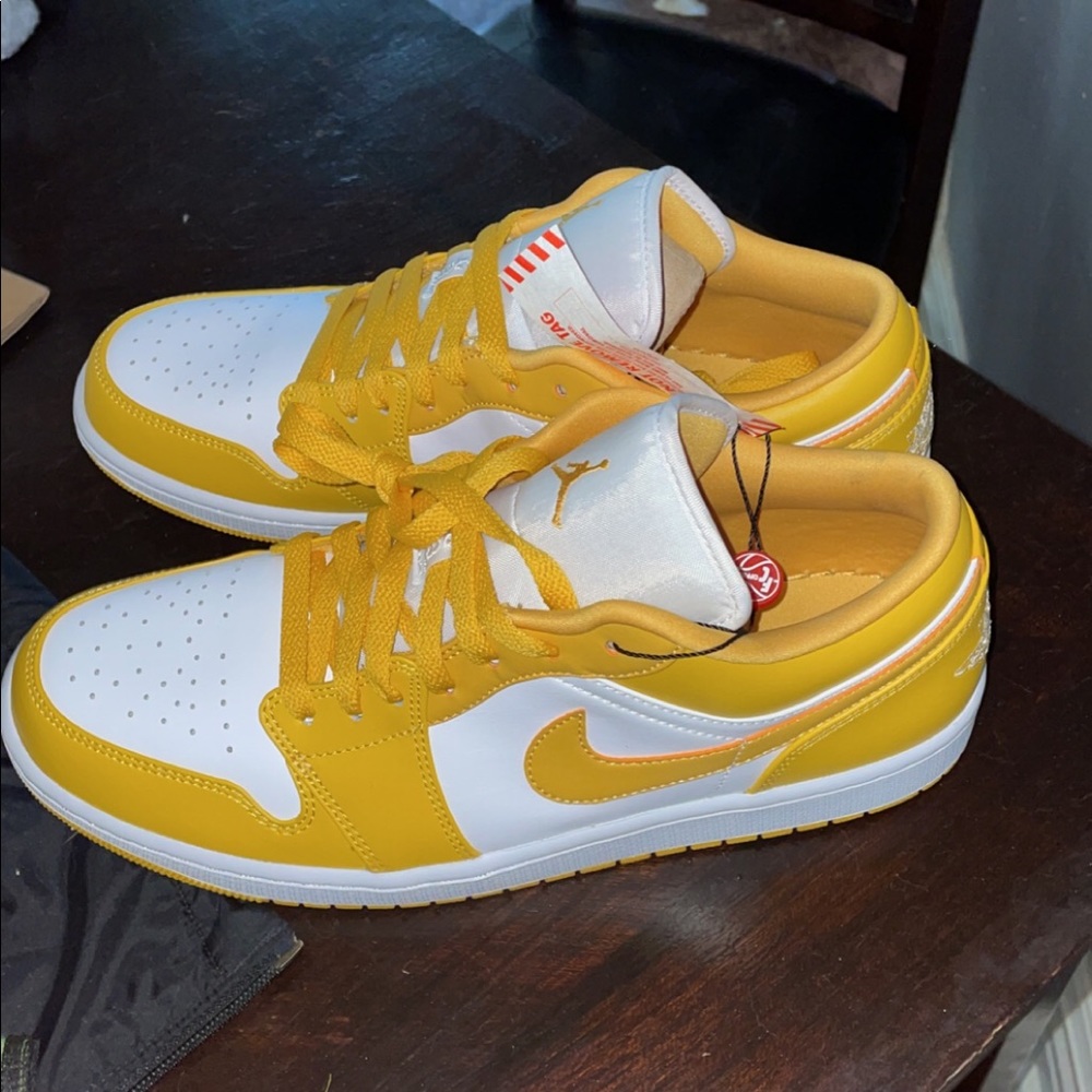 Jordan 1 low pollen  never worn